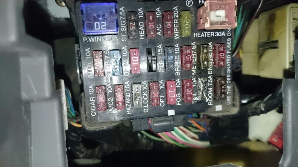 Mazda Titan (1989-2000) - caixa de fusíveis